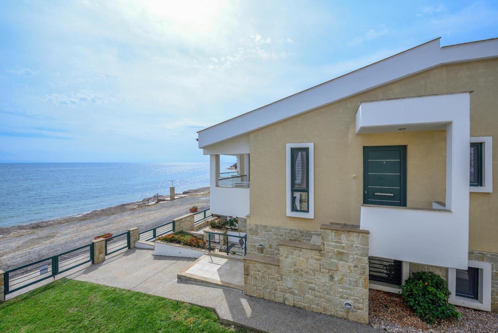 Elpiniki Luxury Apartments Nea Poteidaia Bagian luar foto