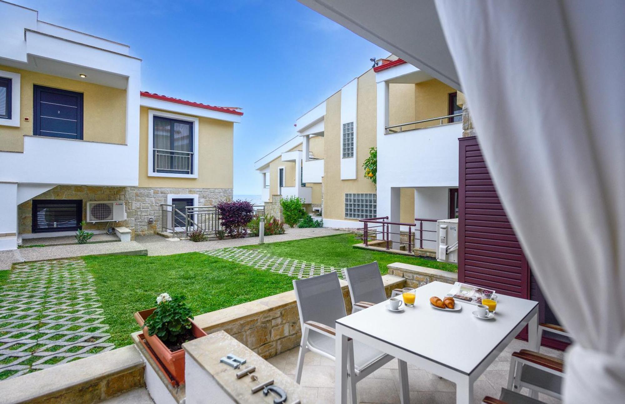 Elpiniki Luxury Apartments Nea Poteidaia Bagian luar foto