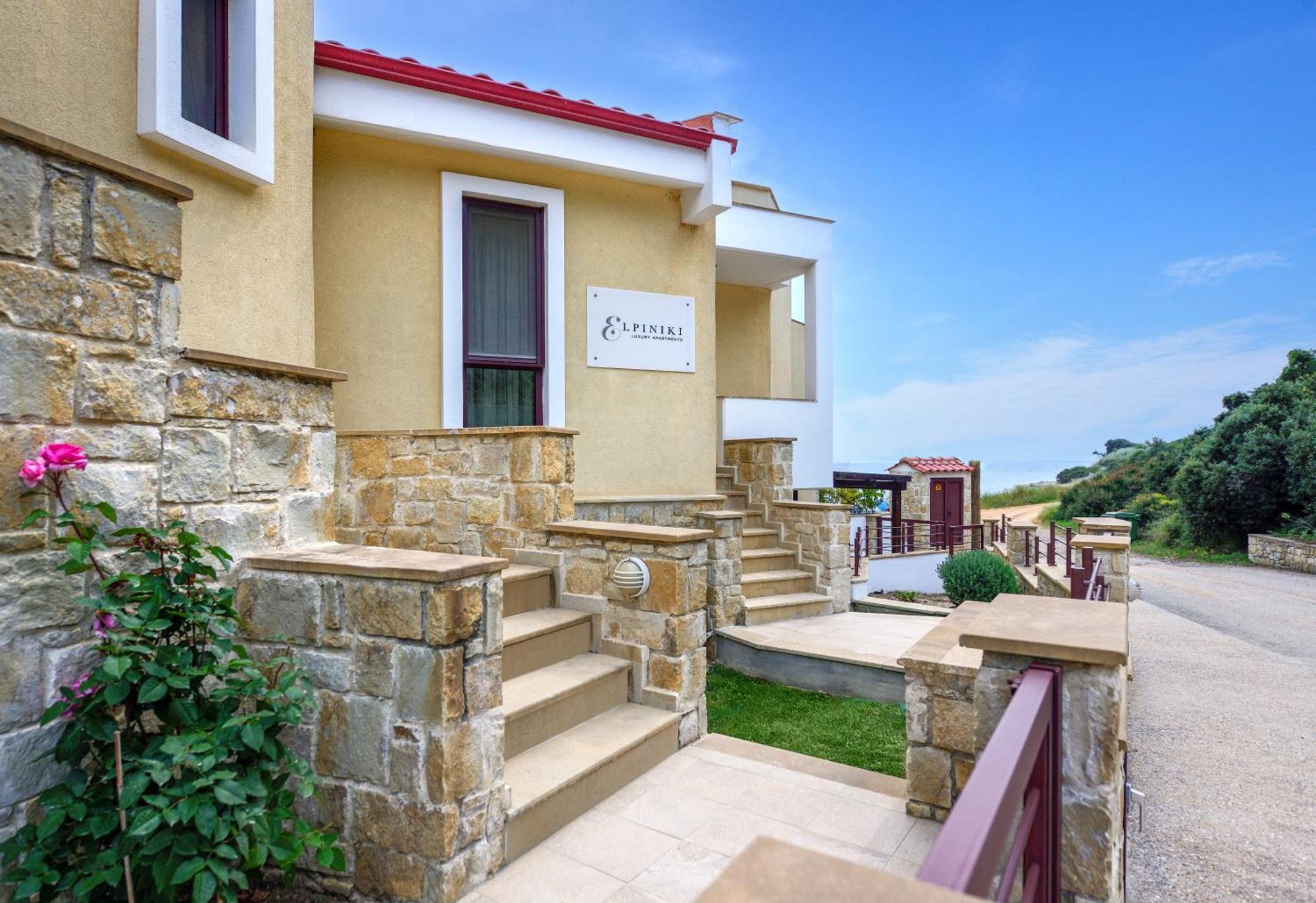 Elpiniki Luxury Apartments Nea Poteidaia Bagian luar foto