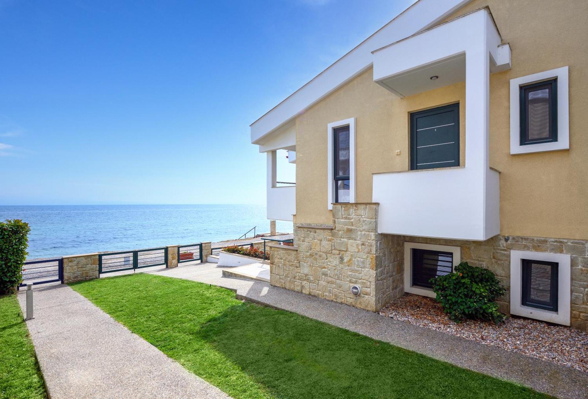 Elpiniki Luxury Apartments Nea Poteidaia Bagian luar foto