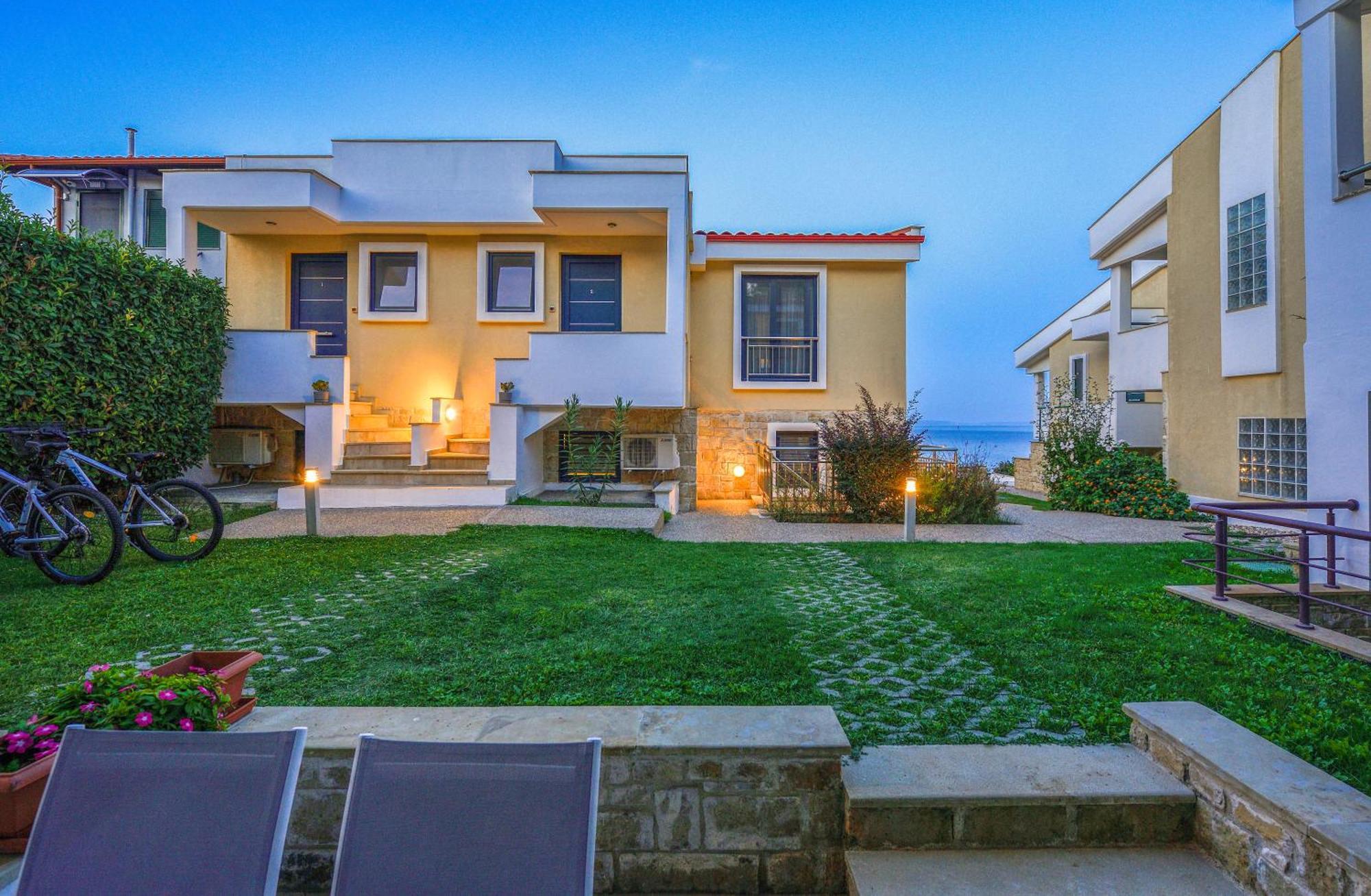 Elpiniki Luxury Apartments Nea Poteidaia Bagian luar foto