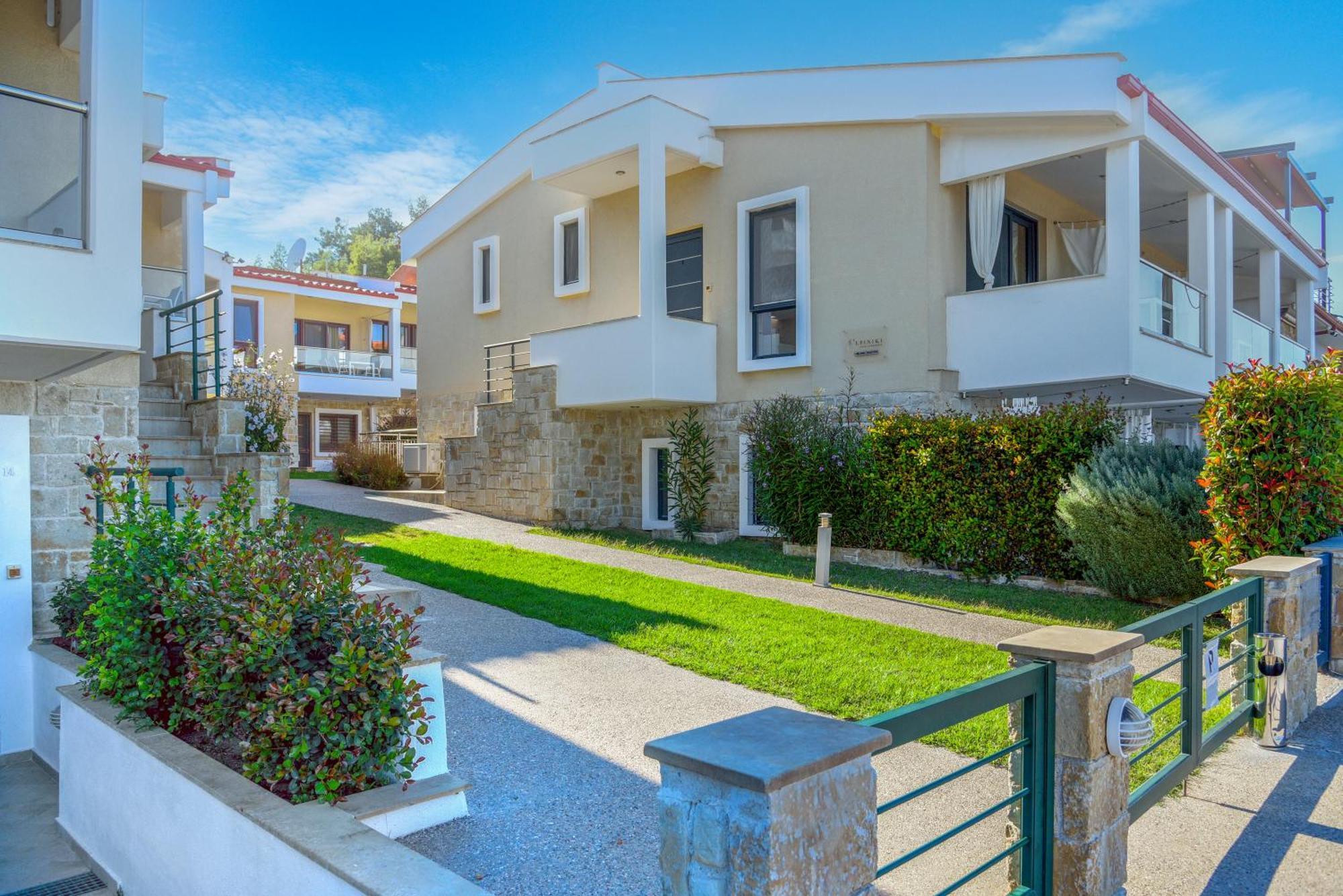 Elpiniki Luxury Apartments Nea Poteidaia Bagian luar foto